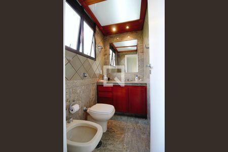 Apartamento à venda com 240m², 4 quartos e 4 vagas Apartamento à venda com 240m², 4 quartos e 4 vagasBanheiro da Suíte 2