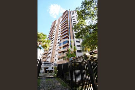 Apartamento à venda com 240m², 4 quartos e 4 vagas Apartamento à venda com 240m², 4 quartos e 4 vagasFachada e portaria