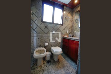 Apartamento à venda com 240m², 4 quartos e 4 vagas Apartamento à venda com 240m², 4 quartos e 4 vagasBanheiro da Suíte 2