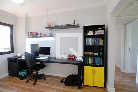 Apartamento à venda com 240m², 4 quartos e 4 vagas Apartamento à venda com 240m², 4 quartos e 4 vagasEscritório