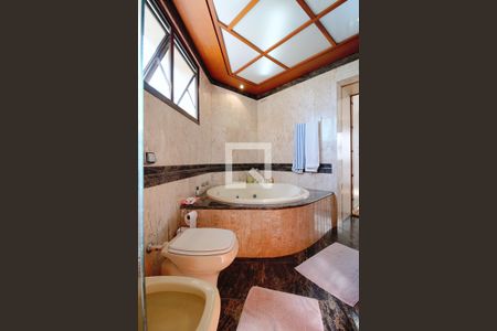 Apartamento à venda com 240m², 4 quartos e 4 vagas Apartamento à venda com 240m², 4 quartos e 4 vagasBanheiro da Suíte 4