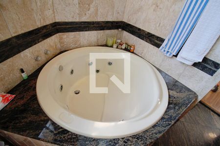 Apartamento à venda com 240m², 4 quartos e 4 vagas Apartamento à venda com 240m², 4 quartos e 4 vagasBanheiro da Suíte 4