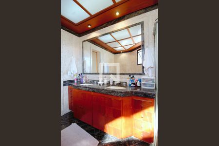 Apartamento à venda com 240m², 4 quartos e 4 vagas Apartamento à venda com 240m², 4 quartos e 4 vagasBanheiro da Suíte 4