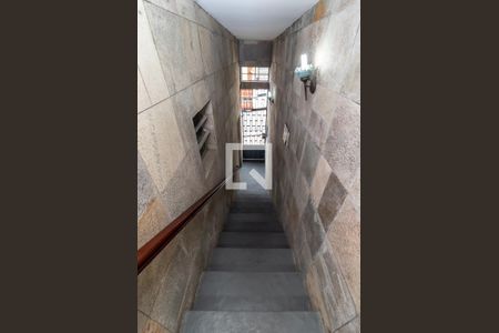 Casa à venda com 254m², 5 quartos e 3 vagas Casa à venda com 254m², 5 quartos e 3 vagasEscada de Entrada