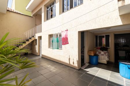 Casa à venda com 254m², 5 quartos e 3 vagas Casa à venda com 254m², 5 quartos e 3 vagasQuintal