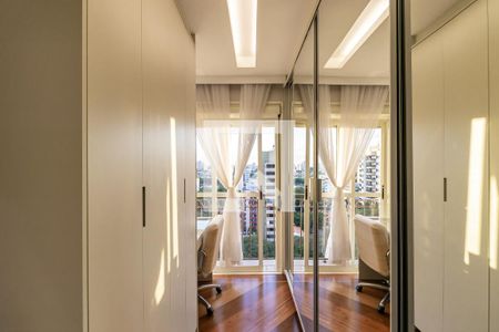 Apartamento à venda com 257m², 2 quartos e 3 vagas Apartamento à venda com 257m², 2 quartos e 3 vagasSuíte 2 - Closet 2