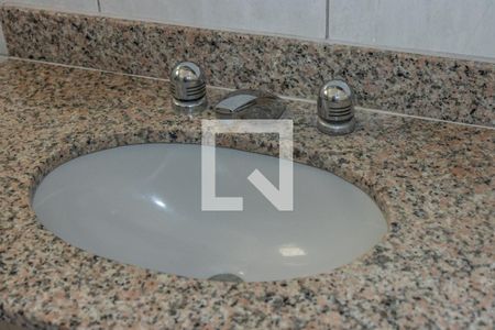 Banheiro de casa de condomínio à venda com 3 quartos, 340m² em Itaipu, Niterói
