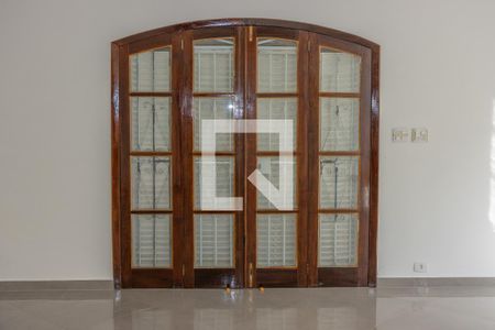 Sala de casa de condomínio à venda com 3 quartos, 340m² em Itaipu, Niterói