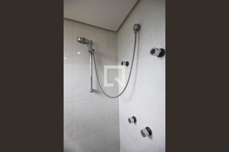 Apartamento à venda com 185m², 3 quartos e 3 vagasChuveiro do banheiro da suíte 2