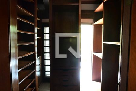 Casa de condomínio para alugar com 600m², 3 quartos e 4 vagasCloset