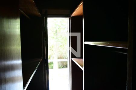 Casa de condomínio para alugar com 600m², 3 quartos e 4 vagasCloset