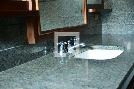 Casa de condomínio para alugar com 600m², 3 quartos e 4 vagasBanheiro 