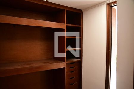 Casa de condomínio para alugar com 600m², 3 quartos e 4 vagasQuarto