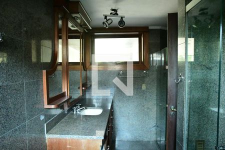 Casa de condomínio para alugar com 600m², 3 quartos e 4 vagasBanheiro 