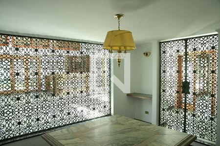 Casa de condomínio para alugar com 600m², 3 quartos e 4 vagasSala