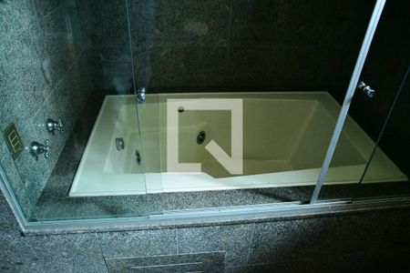 Casa de condomínio para alugar com 600m², 3 quartos e 4 vagasBanheiro 