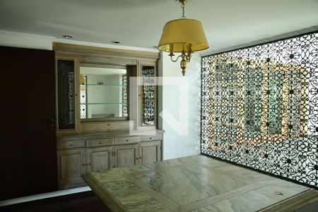 Casa de condomínio para alugar com 600m², 3 quartos e 4 vagasSala