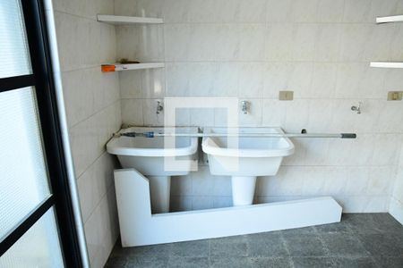 Casa de condomínio para alugar com 600m², 3 quartos e 4 vagasÁrea de Serviço