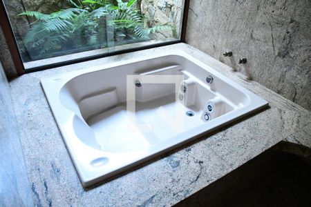 Casa de condomínio para alugar com 600m², 3 quartos e 4 vagasBanheiro