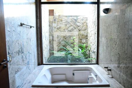 Casa de condomínio para alugar com 600m², 3 quartos e 4 vagasBanheiro