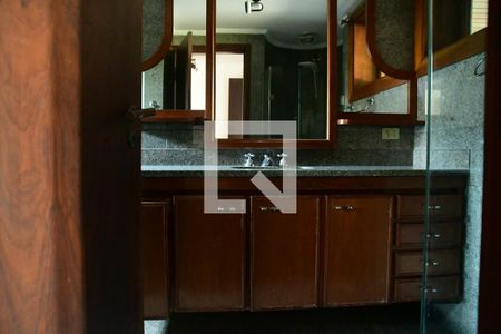 Casa de condomínio para alugar com 600m², 3 quartos e 4 vagasBanheiro 