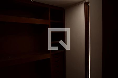 Casa de condomínio para alugar com 600m², 3 quartos e 4 vagasQuarto