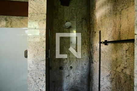 Casa de condomínio para alugar com 600m², 3 quartos e 4 vagasBanheiro