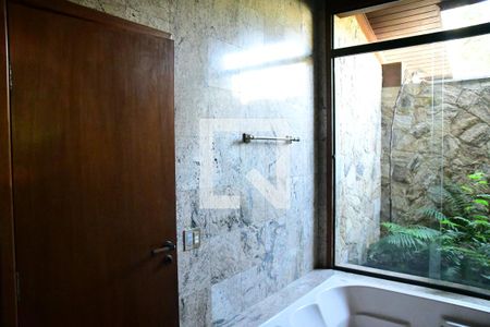 Casa de condomínio para alugar com 600m², 3 quartos e 4 vagasBanheiro