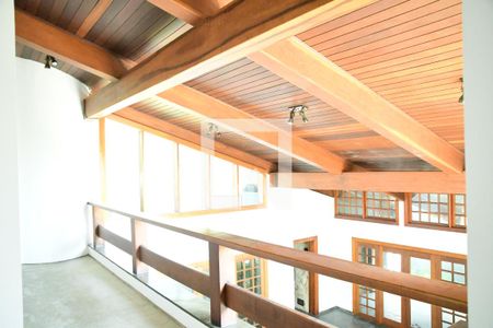 Casa de condomínio para alugar com 600m², 3 quartos e 4 vagasCorredor