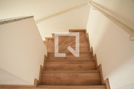 Casa de condomínio para alugar com 106m², 3 quartos e 2 vagasEscada