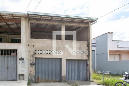 Casa à venda com 179m², 3 quartos e 2 vagasFachada