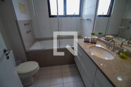 Apartamento à venda com 210m², 3 quartos e 4 vagas Apartamento à venda com 210m², 3 quartos e 4 vagasBanheiro Sra. da Suíte 3
