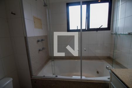 Apartamento à venda com 210m², 3 quartos e 4 vagas Apartamento à venda com 210m², 3 quartos e 4 vagasBanheiro Sra. da Suíte 3