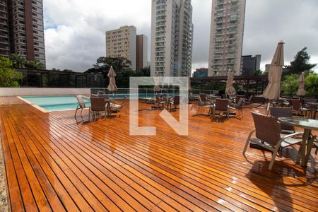 Apartamento à venda com 210m², 3 quartos e 4 vagas Apartamento à venda com 210m², 3 quartos e 4 vagasÁrea comum - Piscina