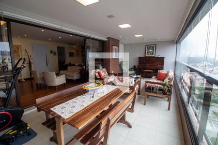 Apartamento à venda com 210m², 3 quartos e 4 vagas Apartamento à venda com 210m², 3 quartos e 4 vagasTerraço