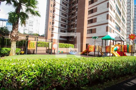 Apartamento à venda com 210m², 3 quartos e 4 vagas Apartamento à venda com 210m², 3 quartos e 4 vagasÁrea comum - Playground