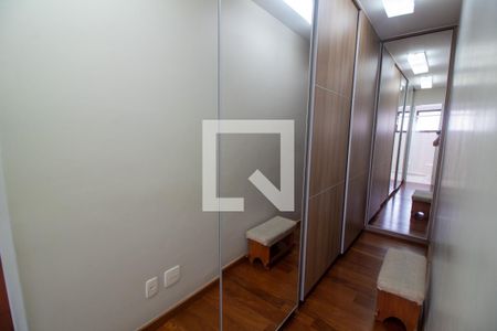 Apartamento à venda com 210m², 3 quartos e 4 vagas Apartamento à venda com 210m², 3 quartos e 4 vagasCloset