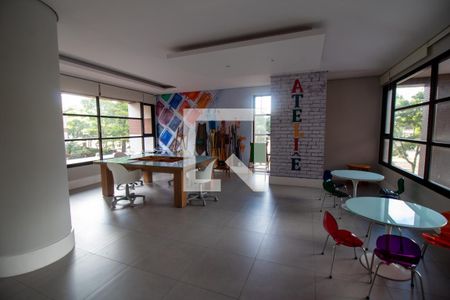 Apartamento à venda com 210m², 3 quartos e 4 vagas Apartamento à venda com 210m², 3 quartos e 4 vagasÁrea comum - Piscina