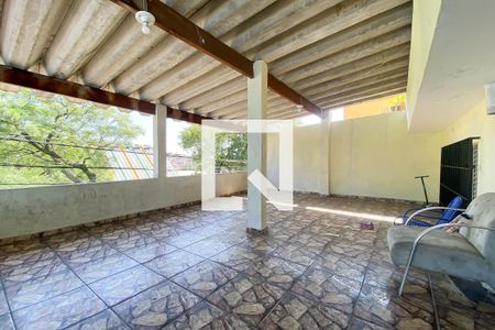 Casa à venda com 250m², 4 quartos e 2 vagas Casa à venda com 250m², 4 quartos e 2 vagasTerraço