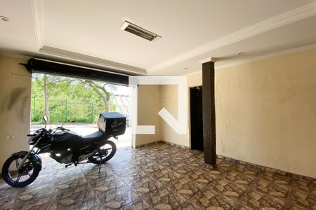 Casa à venda com 250m², 4 quartos e 2 vagas Casa à venda com 250m², 4 quartos e 2 vagasGaragem