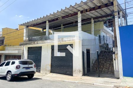 Casa à venda com 250m², 4 quartos e 2 vagas Casa à venda com 250m², 4 quartos e 2 vagasFachada