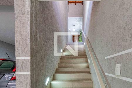 Casa à venda com 220m², 4 quartos e 3 vagasEscada entrada