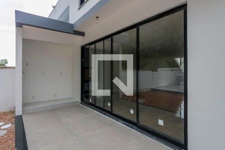 Casa de condomínio à venda com 170m², 3 quartos e 2 vagasQuintal