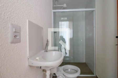 Banheiro de kitnet/studio para alugar com 1 quarto, 43m² em Parque Pinheiros, Taboão da Serra
