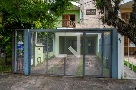 Casa à venda com 222m², 5 quartos e 4 vagas Casa à venda com 222m², 5 quartos e 4 vagasFachada