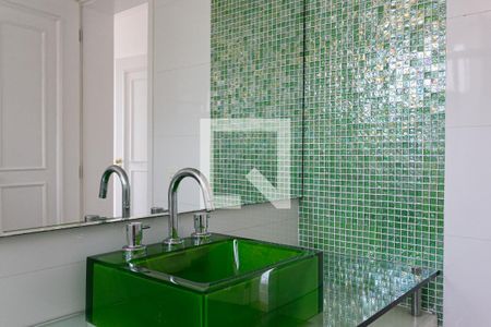 Apartamento à venda com 400m², 5 quartos e 4 vagasBanheiro da Suíte 1