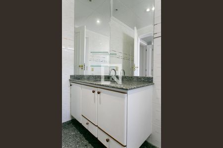 Apartamento à venda com 400m², 5 quartos e 4 vagasBanheiro da Suíte 2