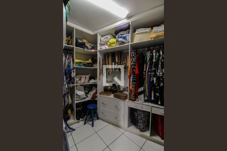 Casa à venda com 280m², 5 quartos e 4 vagas Casa à venda com 280m², 5 quartos e 4 vagasCloset da suíte
