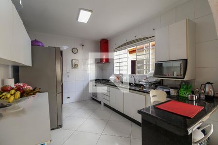 Casa à venda com 280m², 5 quartos e 4 vagas Casa à venda com 280m², 5 quartos e 4 vagasCozinha