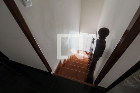 Casa à venda com 280m², 5 quartos e 4 vagas Casa à venda com 280m², 5 quartos e 4 vagasEscada